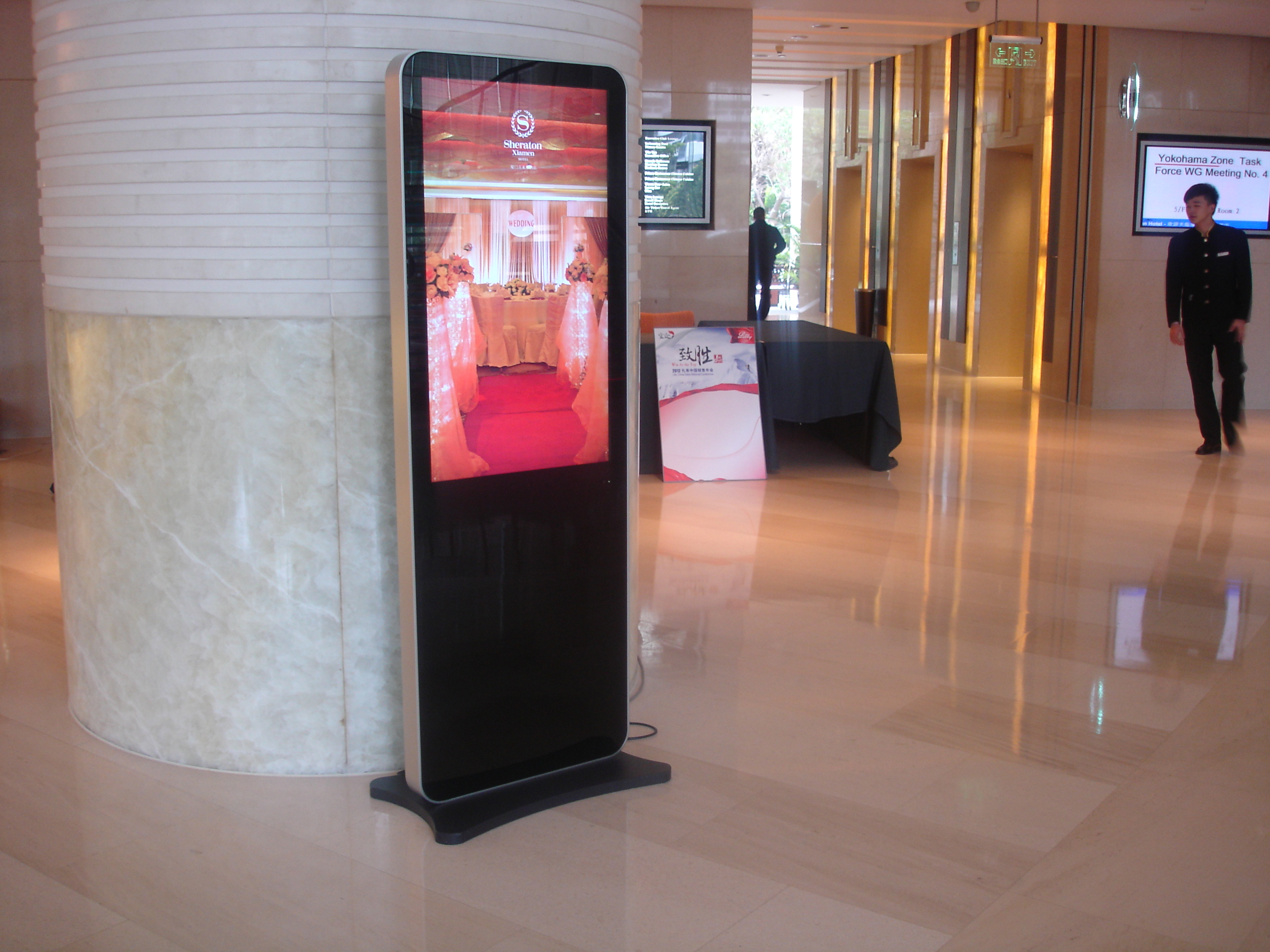 What's LCD Indoor & Outdoor digital signage environment comparison ?